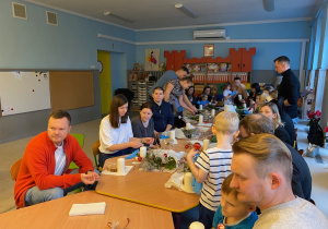 Rodzice z uwagą słuchali kolejności pracy.