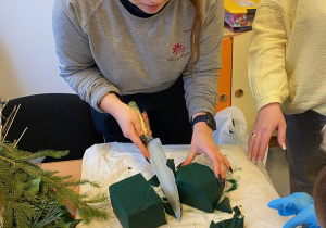 Pani przygotowywała gąbkę florystyczną.