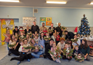 Wspólne zdjęcie ze stroikami świątecznymi