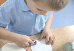 Grupa "Misie" tworzyła prace plastyczną w świątecznym klimacie