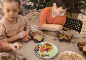 Każdy z nas z zaangażowaniem ozdabiał swoją choinkę