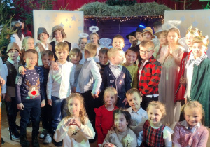 Wspólne zdjęcie z uczniami szkoły