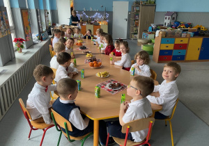 Wszyscy usiedliśmy przy wspólnym stole.