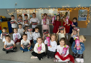 Wspólne zdjęcie z prezentami.