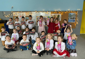 Dziewczynki dostały lalki Barbie, a chłopcy auta Lego.