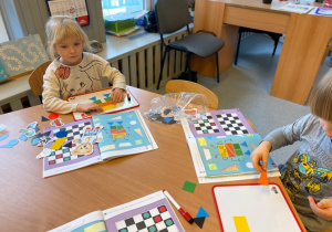 Układaliśmy robota z figur geometrycznych.