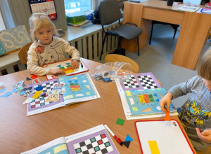 Prace przy stolikach.