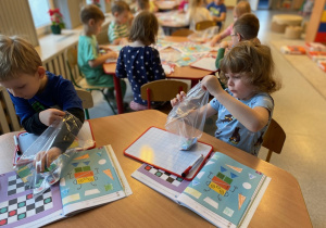 Wyjmowaliśmy ostrożnie figury z torebek.