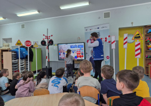 Poznajemy sposoby właściwego zachowania w pobliżu torów