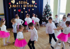 Każdy pamiętał układ tańca.