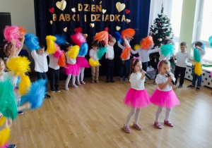 Ada i Klara zaśpiewały piosenkę.