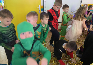 Zabawy z błyszczącymi paskami.