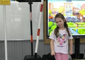 Hania prezentowała jak należy się zachować na przejeździe kolejowym