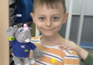 Mateusz z kolejową maskotką