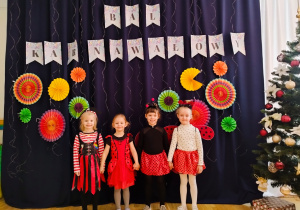 Dziewczynki w strojach karnawałowych