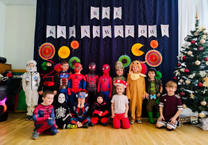 Chłopaki w strojach karnawałowych