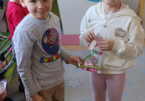 Klaudia dostała prezent od Ksawerego