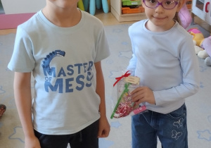 Lila Ł. dostała prezent od Marcela