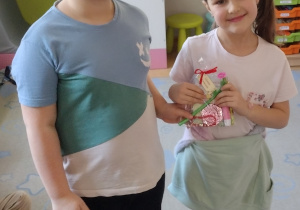 Lila K. dostała prezent od Bartka