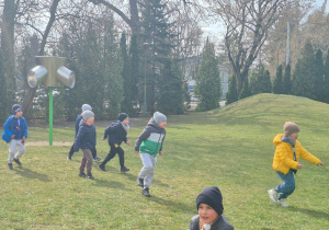 Chłopcy grają w piłkę