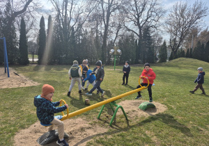 Benio i Wojtek na huśtawce