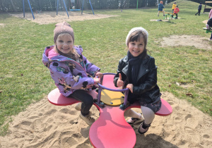 Amelka i Oliwia na bujaku