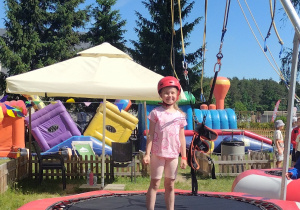 Zosia R. na trampolinie