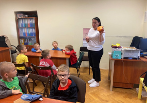 Pani pokazała, jak zrobić pudełeczko.