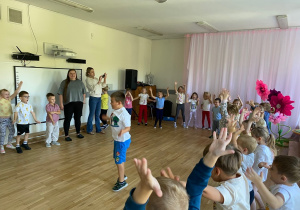 Mikołaj pokazywał ruchy dla wszystkich.