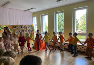 Śpiewaliśmy wspólnie piosenki o jesieni.