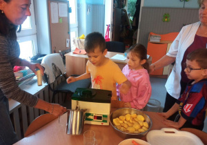 Antek patrzył jak wypływał sok.