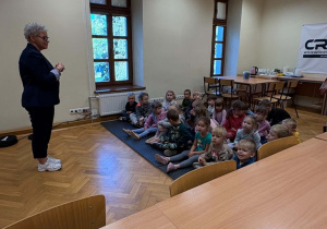 Rozmawialiśmy z panią bibliotekarką. Zadawaliśmy ważne pytania.