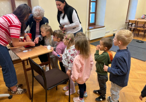 Cierpliwie czekaliśmy na swoją kolej.