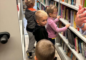 Pszczółki wybrały się do Biblioteki Pedagogicznej świętować Ogólnopolski Dzień Głośnego Czytania.