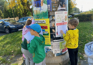 Nawet przy słupie ogłoszeniowym.
