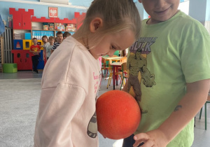 Dzień Chłopaka świętowaliśmy zabawami. Klara i Mikołaj.