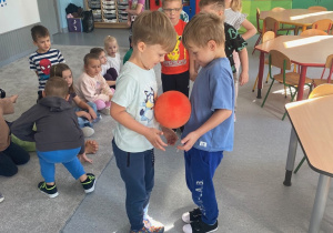 Wojtek i Kacper skupieni na zadaniu.