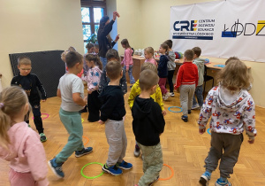 Zamieniliśmy się w wiewiórki w zabawie ruchowej.