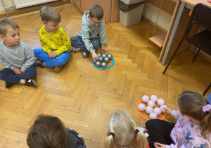 Mieliśmy zawody z podawaniem orzechów - piłek.