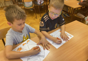 Pokolorowane szablony wycinaliśmy i sklejaliśmy.