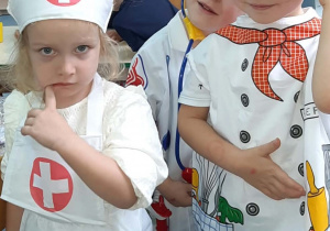 Luiza i Miłosz w strojach medycznych