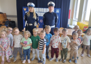 Wspólne zdjęcie najmłodszych dzieci z policjantami.