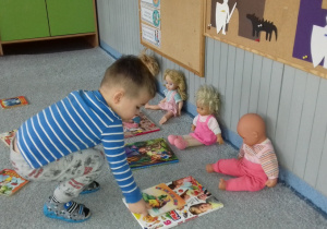 Staś przyniósł książki dla lalek- każda lalka dostała jedną książkę.
