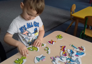 Błażej układał puzzle ze zwierzętami.