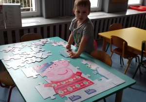 Rysio układał puzzle ze Świnką Peppą.
