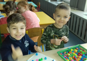 Chłopcy bawili się mozaiką.