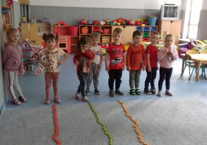 Potem robiliśmy węże z kapsli i porównywaliśmy ich długość.